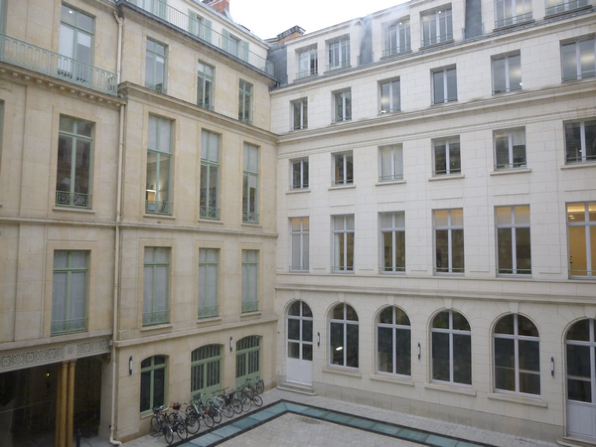 12 RUE ASTORG - PARIS (75)